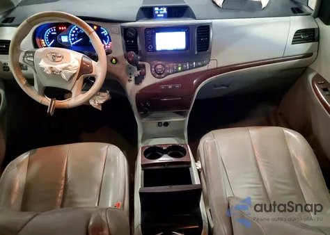 2013 Toyota Sienna Xle z USA, uszkodzony, nr VIN 5TDYK3DC7DS295409